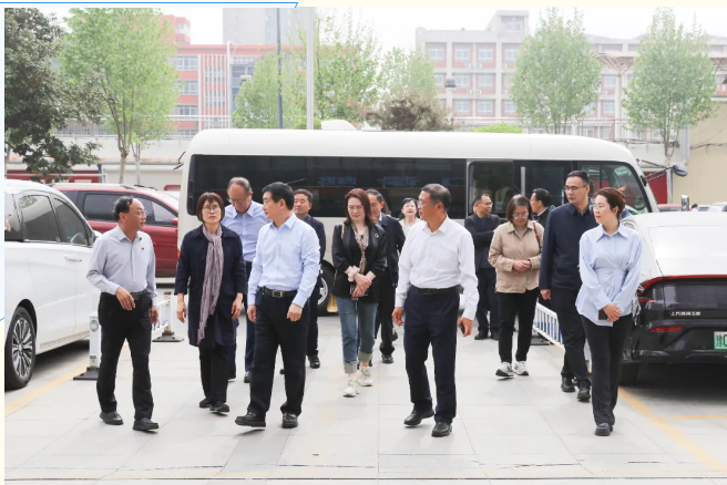 河南省政协、人口资源环境委员会主任阚全程一行莅临洛阳新里程医院参观调研