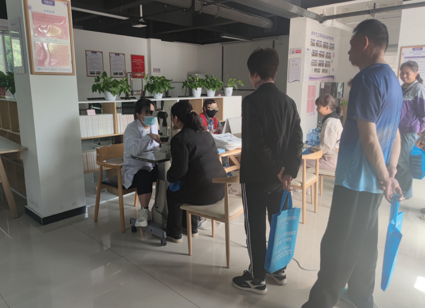 眼科义诊进社区，守护“睛”彩视界——洛阳新里程医院爱心行动暖人心